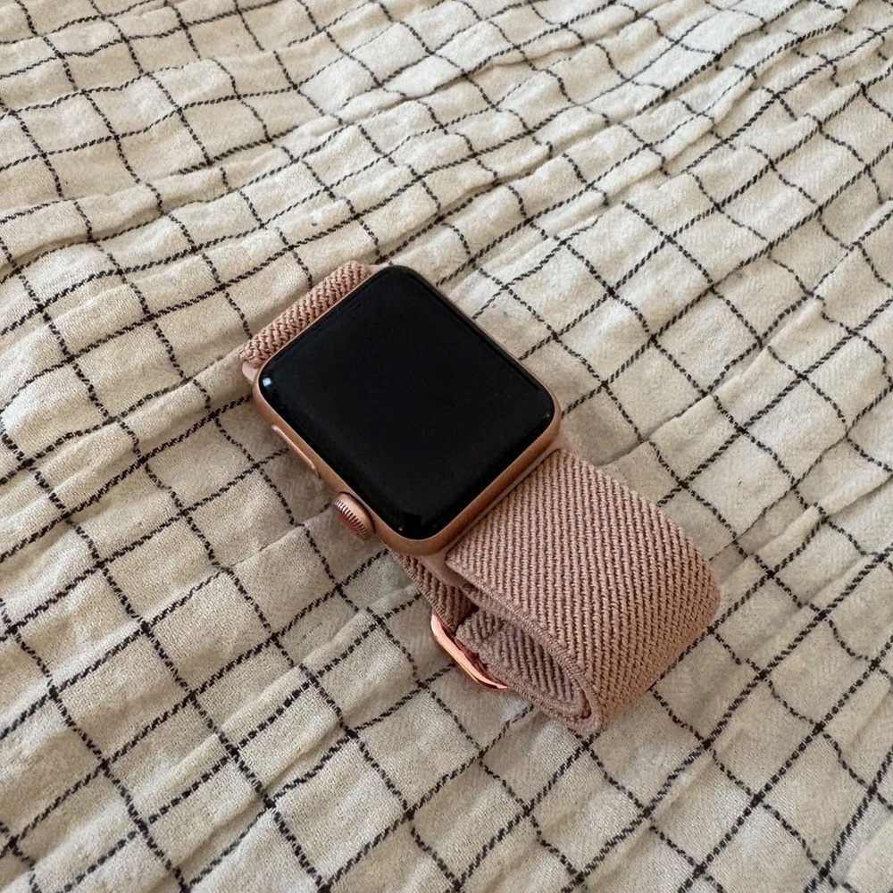 Apple Watch Series 3 — 38mm Gold Aluminum with Pink Sport Loop